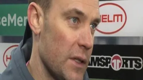 “伊萨克赛场遭遇恶意绊摔，利物浦球迷热议及负面言论激增！”