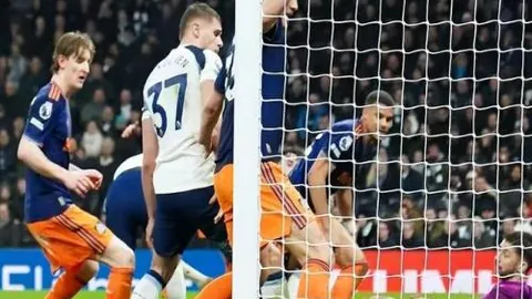 传奇落幕！38岁足球巨星于汉超告别赛场，申花无缘续约，20年荣耀生涯夺13冠，520场拼搏进95球！