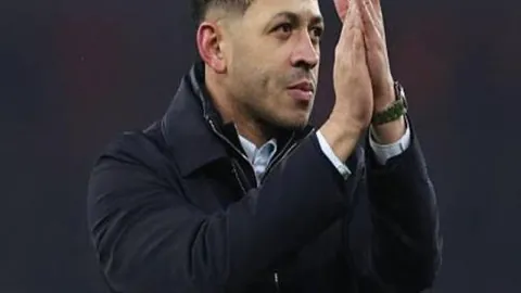 2025中超赛季精彩瞬间：何超远距离轰门，成都足球盛宴再现传奇之夜！